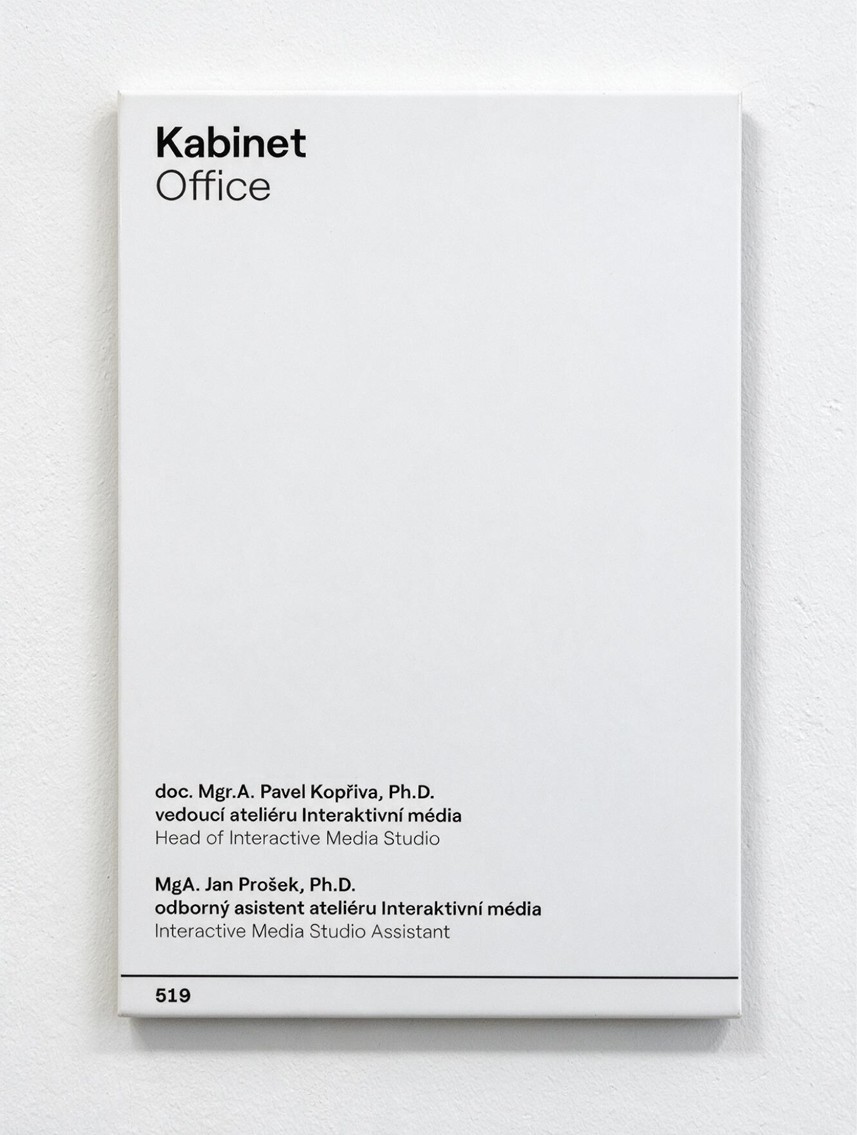 A white door plate reading 'Kabinet / Office' with staff names and room number 519